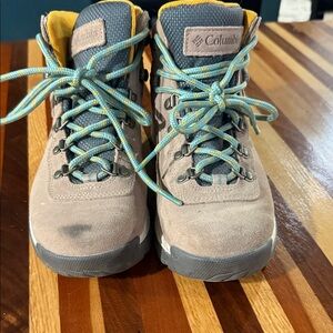 Columbia Women's Tan and Blue Lace Up Boots